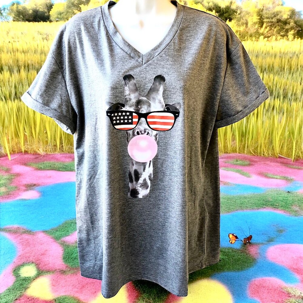 July 4th Giraffe V-neck Gray T-shirt Blowing Bubblegum Patriotic Womens XL